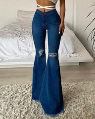 Einfarbige Jeans mit Schlag und Rissen, offenem Saum und Taschendetail