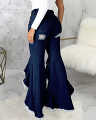 Vaqueros acampanados con volantes y bordes rotos