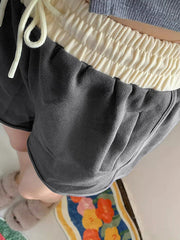 Pantalones cortos retro oscuros en contraste