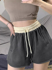 Pantalones cortos retro oscuros en contraste