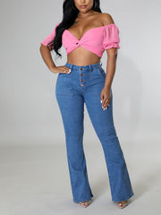 Vaqueros acampanados con botones y cintura alta