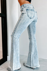 Himmelblaue Schlagjeans im Acid-Wash-Look