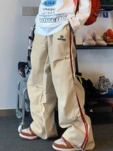 Pantalones cargo para hombre con detalle de botones plisados