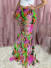 Vaqueros acampanados con borlas y rotos de camuflaje