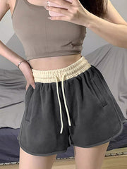 Pantalones cortos retro oscuros en contraste