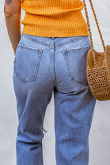 Himmelblaue Boyfriendjeans mit großem Loch und starkem Destroyed-Effekt