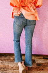 Himmelblaue, zerrissene Schlagjeans im Used-Look