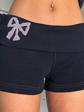 Pantalones cortos azul marino vintage con estampado de lazo y cintura vuelta