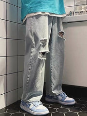 Leicht verwaschene, zerrissene Herrenjeans