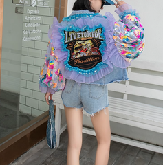 Schicke blaue Jeansjacke mit Rüschen und Stickereien im Patchwork-Stil aus Tüll