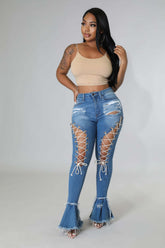Hoch geschnittene Jeans aus gewaschenem Denim mit Schnürung