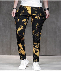 Goldene, fleckenbemalte Herrenjeans