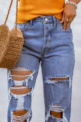 Himmelblaue Boyfriendjeans mit großem Loch und starkem Destroyed-Effekt