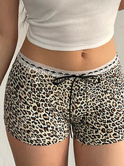 Pantalones cortos punk de tiro bajo con estampado de leopardo y ribete de encaje
