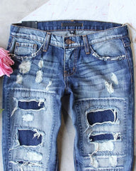 Jeans de cintura baja con parches desgastados y diseño de escalera