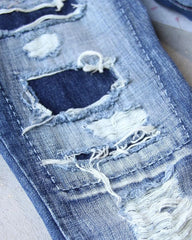 Jeans de cintura baja con parches desgastados y diseño de escalera