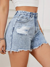 Shorts vaqueros lavados con dobladillo sin rematar y rotos estilo retro