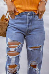 Himmelblaue Boyfriendjeans mit großem Loch und starkem Destroyed-Effekt