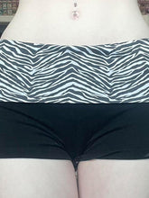 Shorts mit Vintage-Nähten und Zebra-Print
