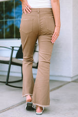 Khakifarbene Schlagjeans mit hohem Bund und ungesäumtem Saum