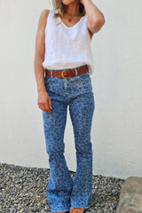 Himmelblaue High Waist Flare Jeans mit Leopardenmuster und ungesäumtem Saum