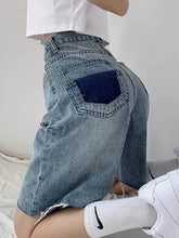 Shorts vaqueros con dobladillo sin rematar hasta la rodilla