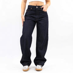 Simple And Loose Commuting Jeans