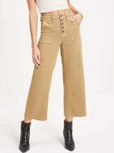 Vaqueros con dobladillo sin rematar y bragueta con botones