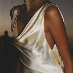 Snowdrop – Maxikleid mit tiefem Rückenausschnitt und Wasserfallausschnitt