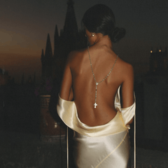 Snowdrop – Maxikleid mit tiefem Rückenausschnitt und Wasserfallausschnitt