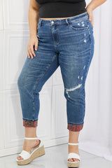 Judy Blue – Gina – Boyfriendjeans in voller Größe mit mittelhohem Bund und Paisley-Patch am Bündchen