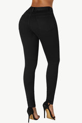 Vaqueros ajustados de cintura media con bolsillos