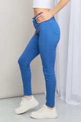 Vaqueros ajustados de tiro medio Kate Hyper-Stretch de YMI Jeanswear en azul eléctrico