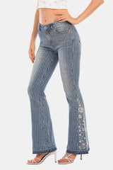 Jeans mit weitem Bein und Blumenstickerei in voller Größe