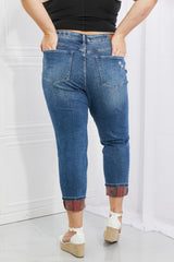 Judy Blue – Gina – Boyfriendjeans in voller Größe mit mittelhohem Bund und Paisley-Patch am Bündchen