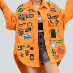 Chaqueta vaquera con parches por todas partes