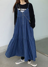 Vestido de tirantes finos de mezclilla arrugada con patchwork azul artístico