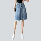 Asymmetrischer, geschwungener Jeansrock mit Stickerei
