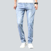 Lässige Jeans mit Stickerei auf der Gesäßtasche