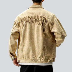 Sandfarbene Jacke mit Rückendruck