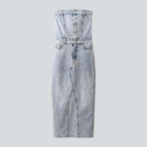 Trägerloses Jeanskleid mit Schlitz hinten