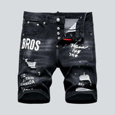 Schwarze zerrissene Jeansshorts mit Aufschrift