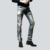 Herrenjeans mit Stickerei im Bleichwaschgang