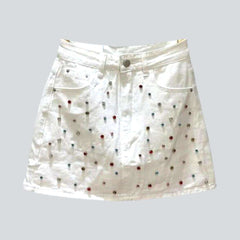 Falda vaquera de color adornada con cristales