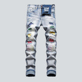 Farbig verzierte Patchwork-Herrenjeans