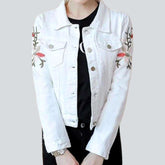 Kurze Jeansjacke mit farbigen Stickereien