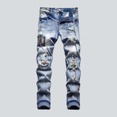 Farbige Buchstabenstickerei Herrenjeans