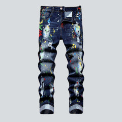 Vaqueros rotos pintados con pintura de color