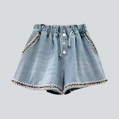 Shorts vaqueros con adornos de perlas de color