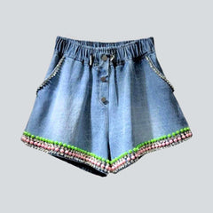 Jeansshorts mit farbigem Perlensaum
